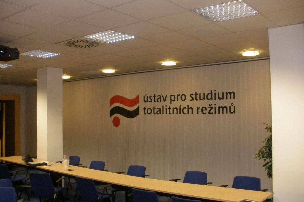 Vertikální žaluzie v zasedací místnosti