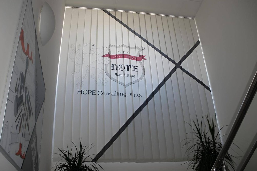 Vertikální žaluzie u schodiště