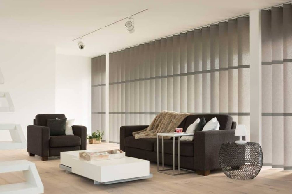 Vertikální žaluzie v obývacím pokoji