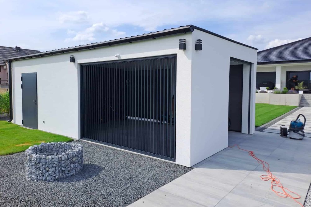 Vertikální slunolamy na moderní stavbě