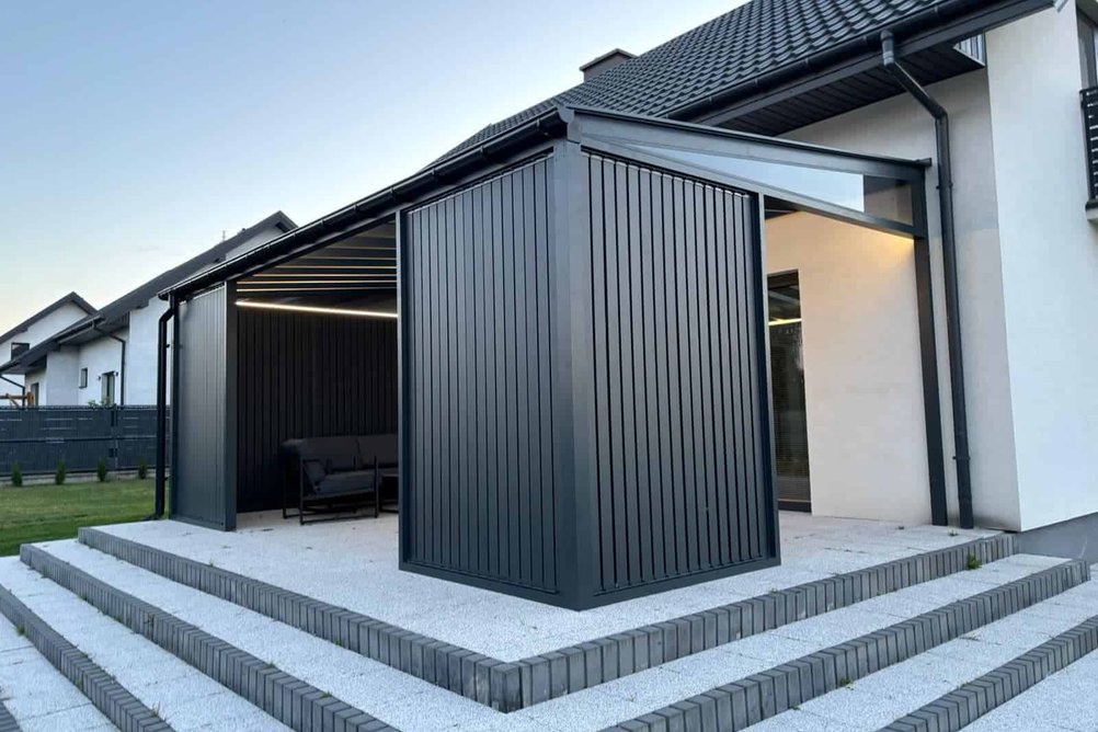 Vertikální slunolamy na fasádě