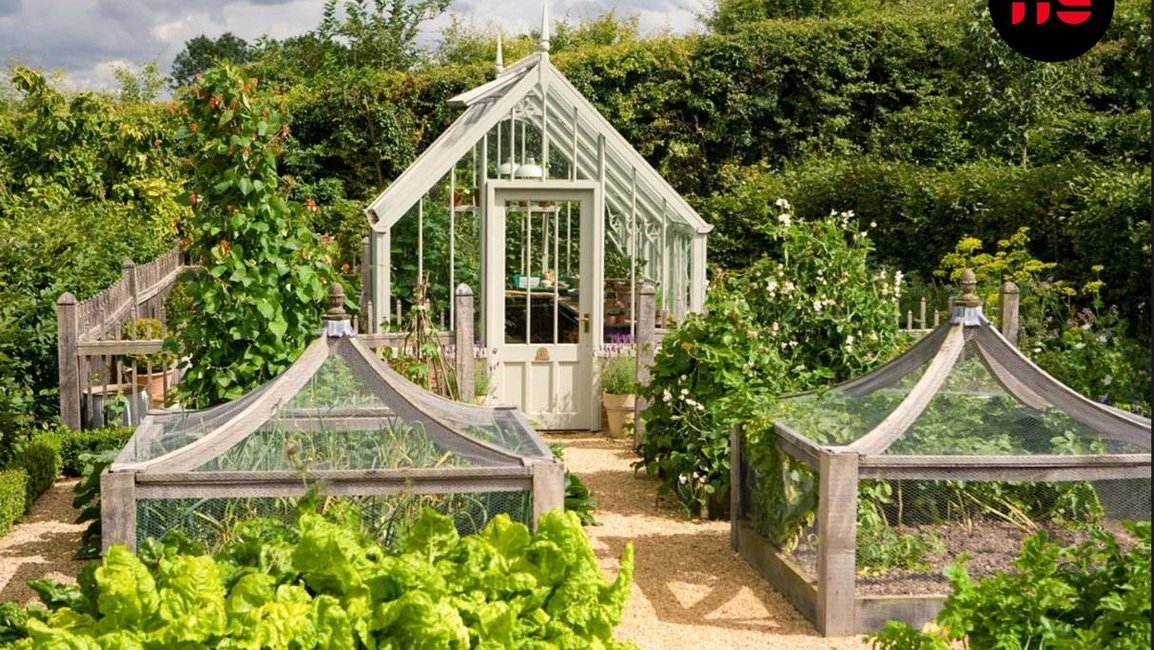 Tento skleník poskytuje ideální podmínky pro pěstování rostlin po celý rok a zároveň působí jako stylový architektonický prvek zahrady.