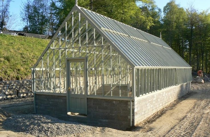 Viktoriánský skleník na míru kombinuje zděný sokl a elegantní celoprosklenou konstrukci