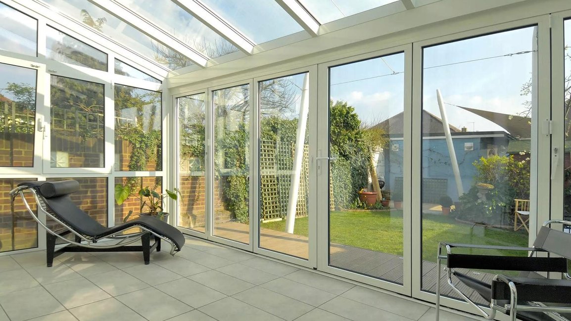 Připravte své venkovní bydlení na sezónu. Jednoduchý návod na údržbu hliníkových konstrukcí, stínění a odtoků po zimě pro dlouhou životnost.