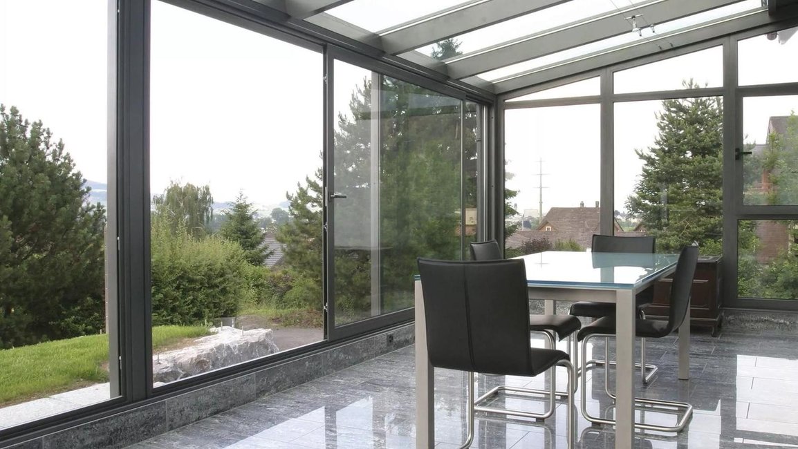 Proměňte svou zimní zahradu v inspirativní domácí pracovnu. Zjistěte, jak zajistit správné světlo, klid a celoroční teplotu pro váš nejlepší výkon.