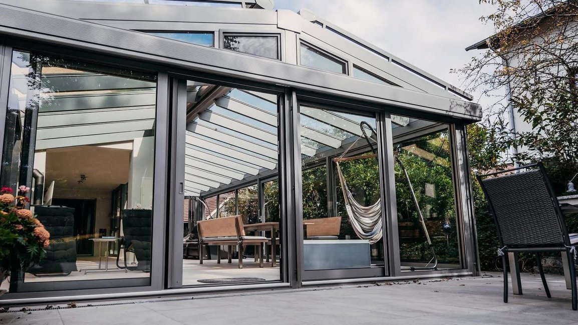 Proč zvolit posuvné dveře místo křídlových? Zjistěte výhody úspory místa, bezbariérového přístupu a moderního designu pro vaši zimní zahradu.