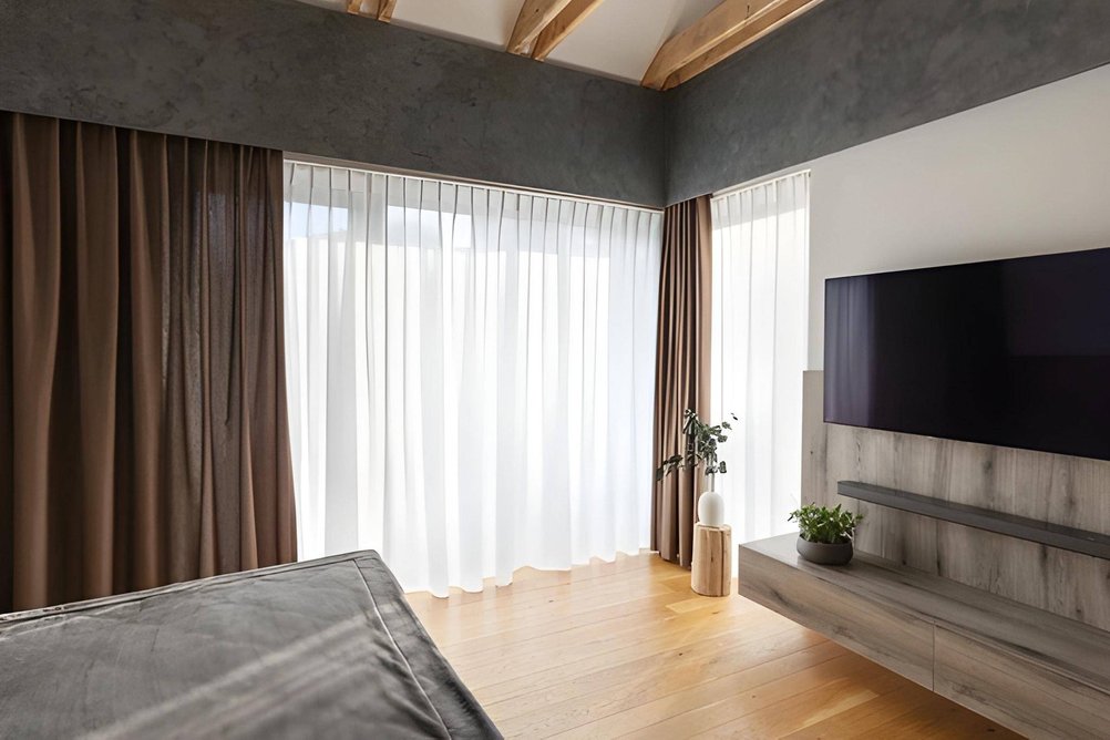 Béžové závěsy a záclony v ložnici