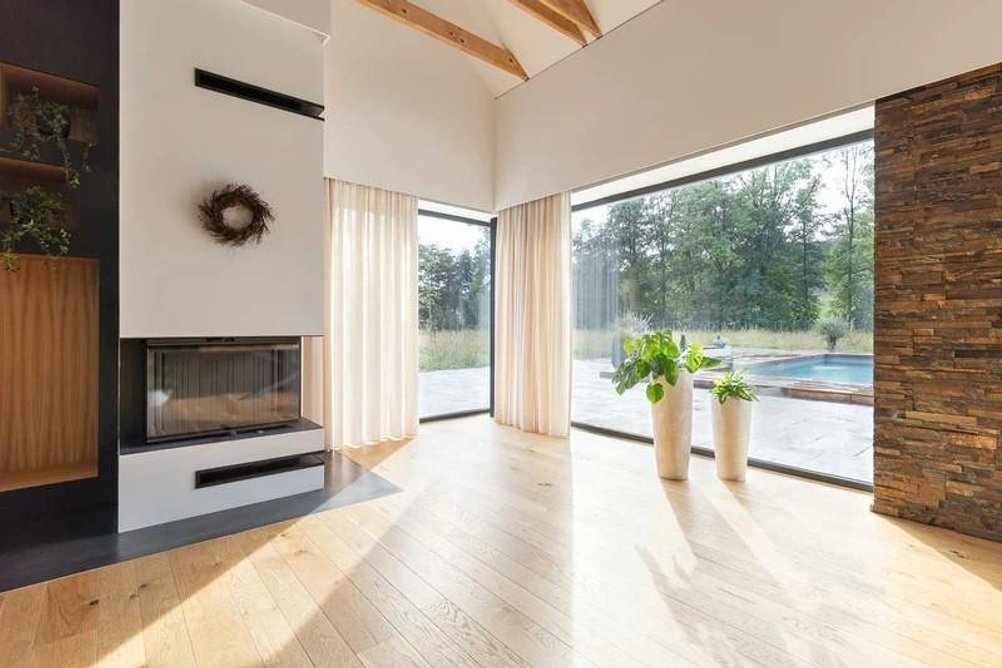 Béžové závěsy v pokoji u krbu