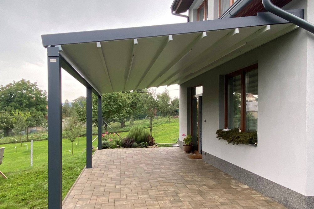 Šedá zastřešení terasy