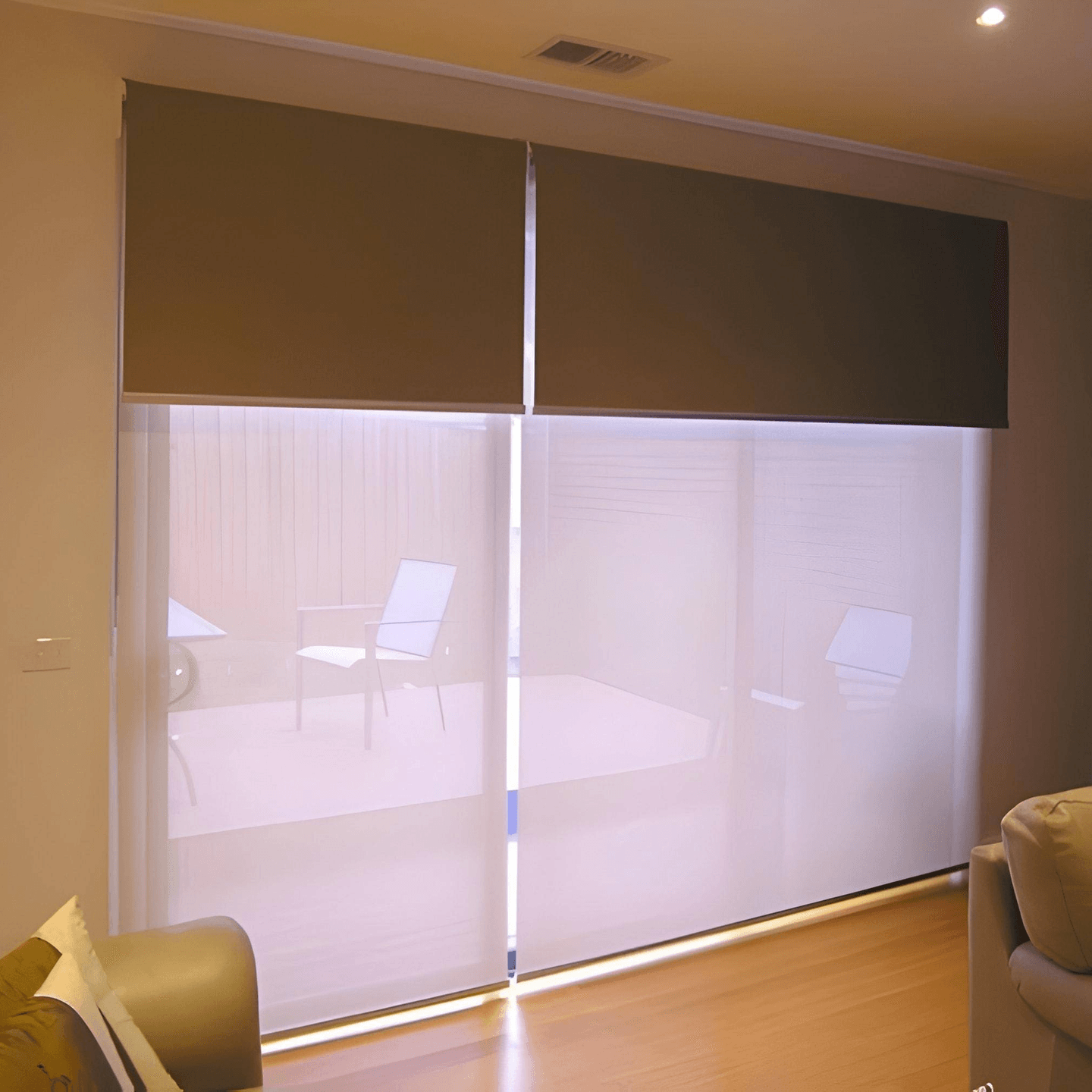 Béžové rolety u béžových oken